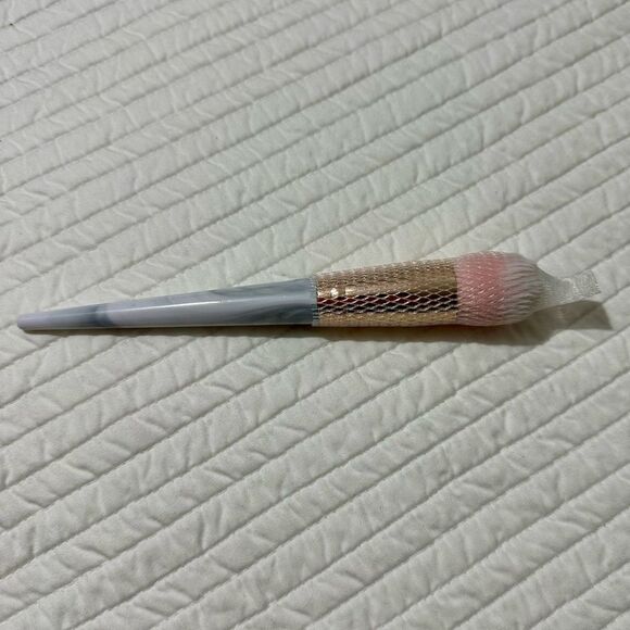Farah Makeup Brush with Pink and Silver Handle - Picture 1 of 4